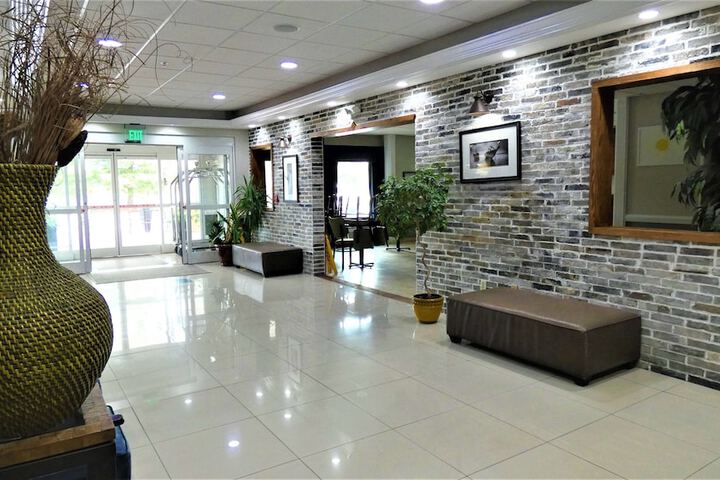 Days Inn & Suites by Wyndham Savannah North I-95