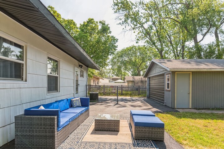 Charming Contemporary Family Home 3 Bedroom Home by RedAwning