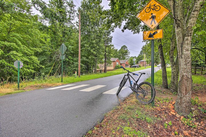 Bella Vista Home: Steps to Mountain Biking Trails!
