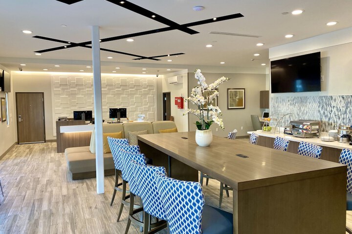 Days Inn & Suites by Wyndham Beaumont West / I-10 & Walden