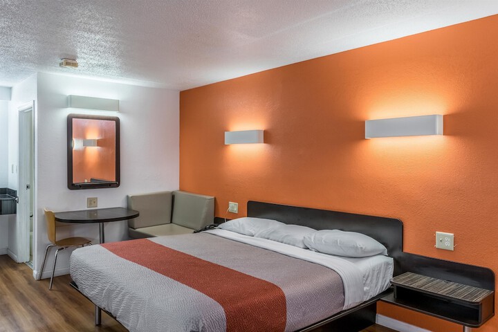 Room 14 of 30