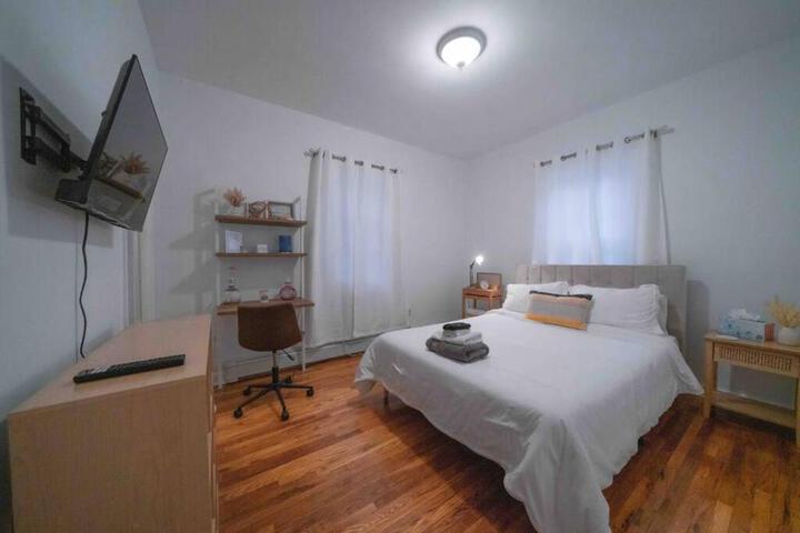Cozy 2BR-Walk to Tufts & Green Line Near Boston!