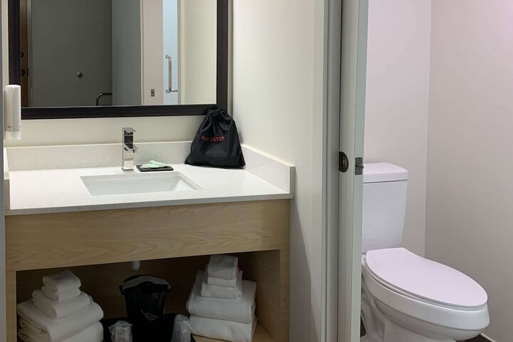 Room 6 of 16