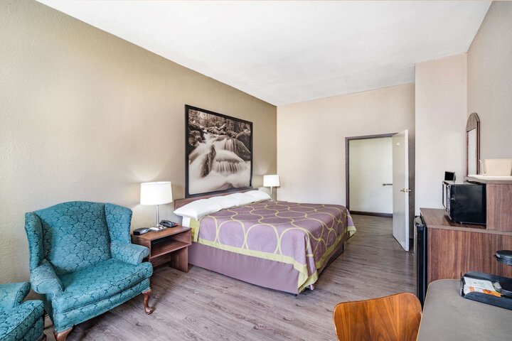 Room 12 of 37