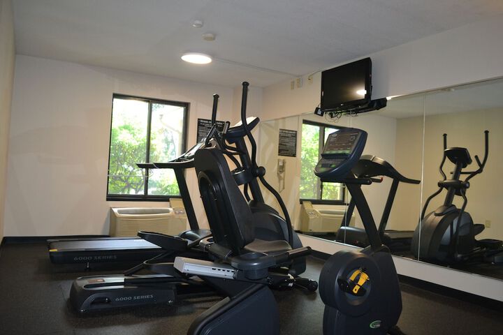 Super 8 by Wyndham Germantown / Milwaukee