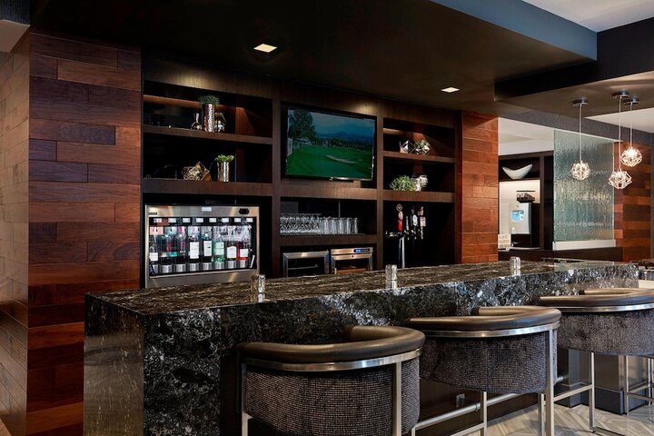 Lounge 71 of 79