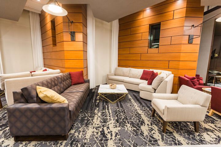 Lounge 72 of 82
