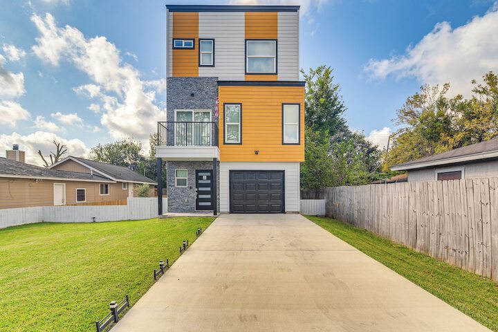 South Houston Townhome w / Patio & Gas Grill!