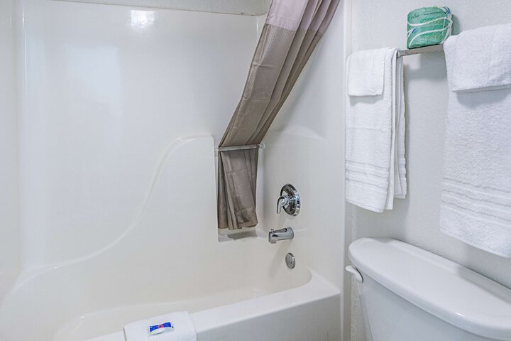 Motel 6 Cleveland TX