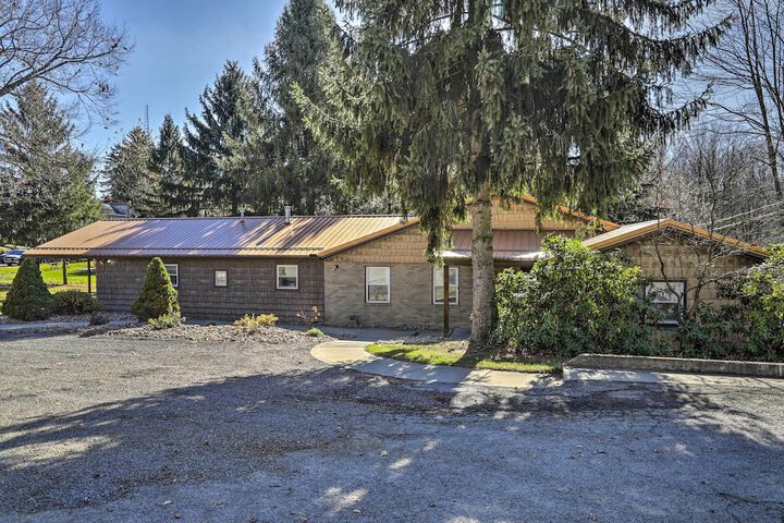 Near Mines & Meadows: Spacious Home w / Game Room