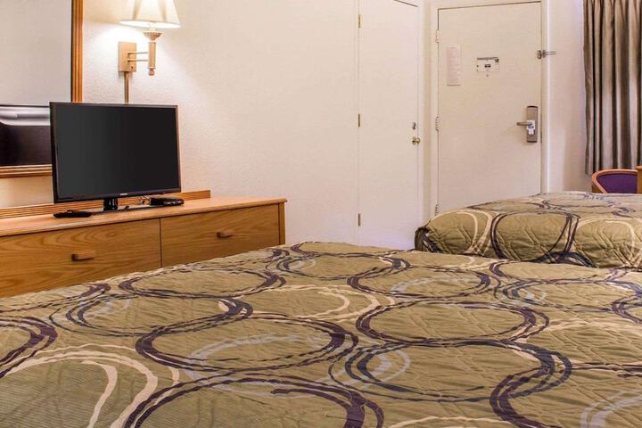Room 16 of 28