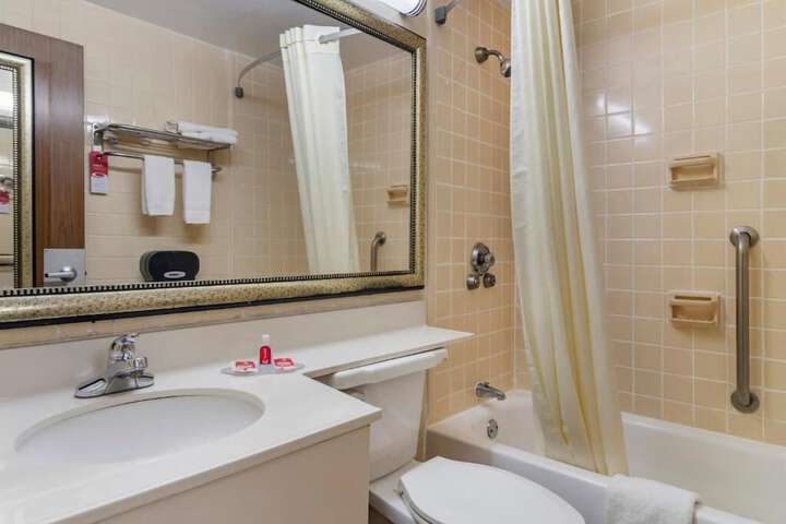 Perry Inn & Suites National Fairground I 75