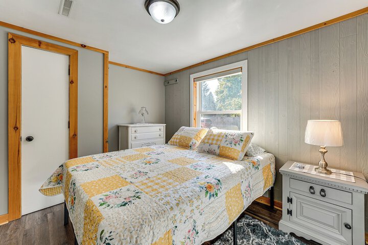 Wayland Retreat w / Deck: Walk to Downtown!