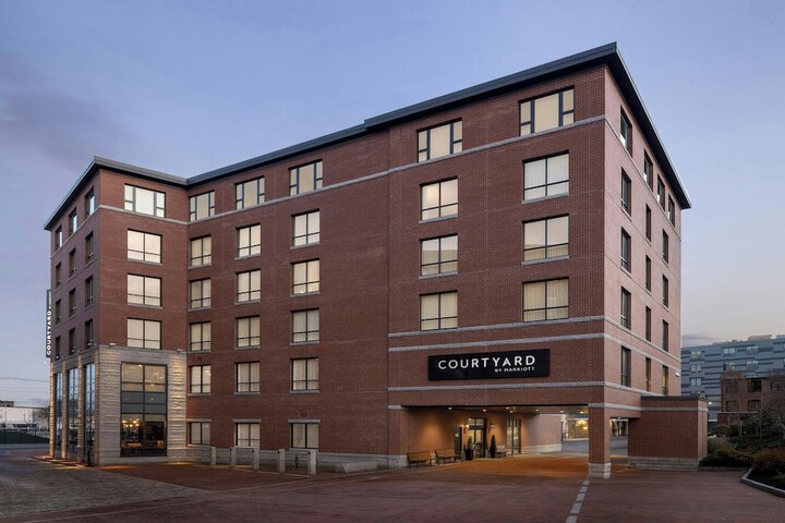 Courtyard Portland Downtown / Waterfront