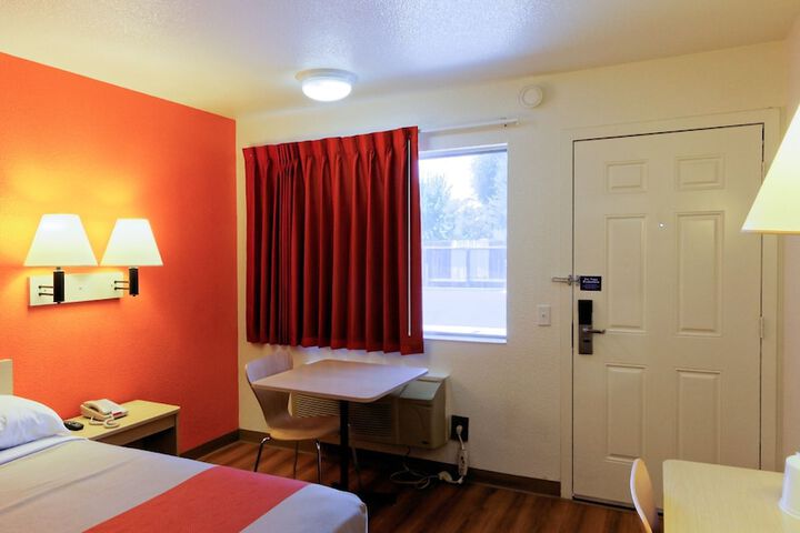 Room 11 of 25