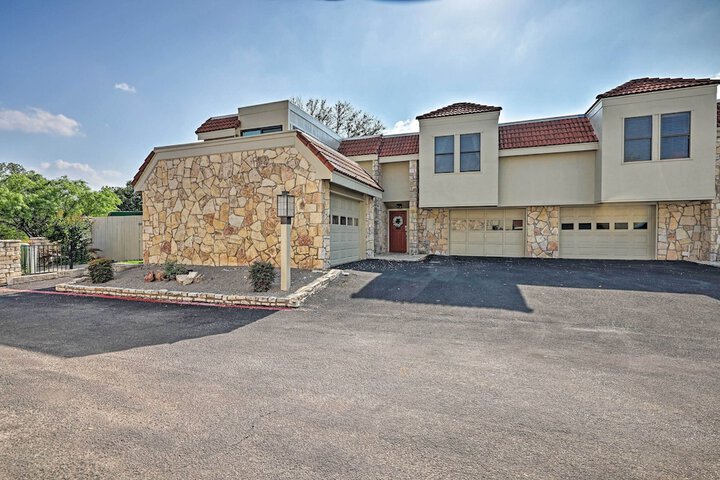 Modern Townhome w / Patio Next Door to Resort