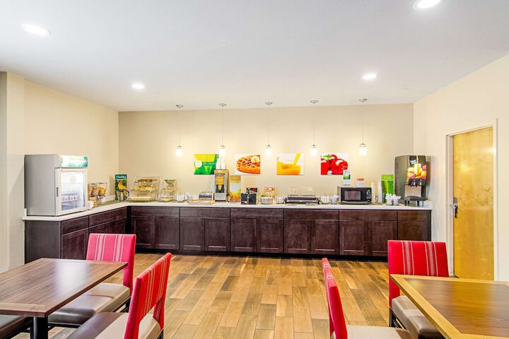 Quality Inn & Suites Near Tanger Outlet Mall