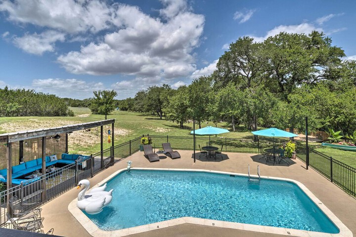 Chic Family-friendly Home With Outdoor Oasis!