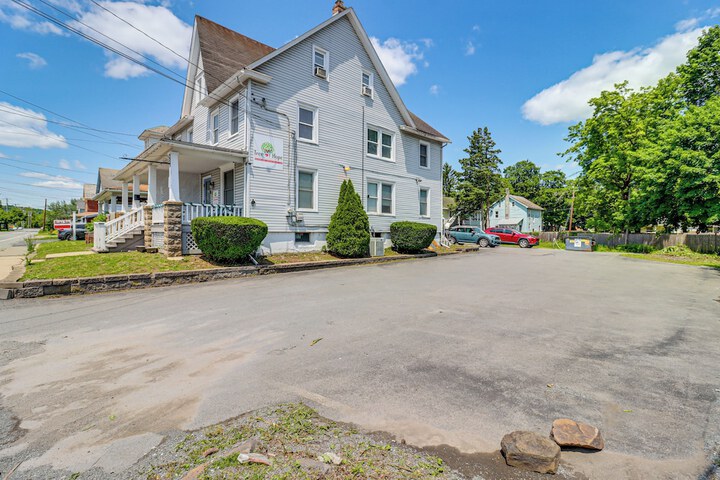 Walkable Abode in Stroudsburgs Business District!