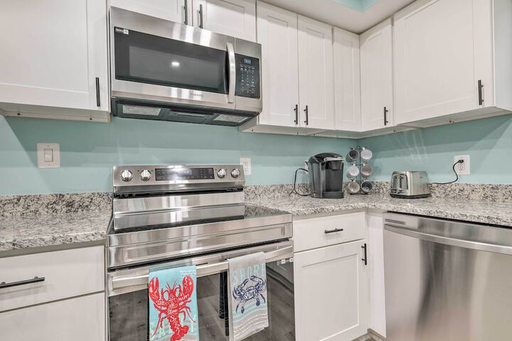 Updated North Beach Cottage: Pet Friendly!