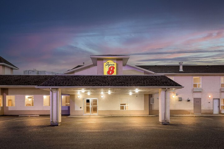 Super 8 by Wyndham Meadow Lake