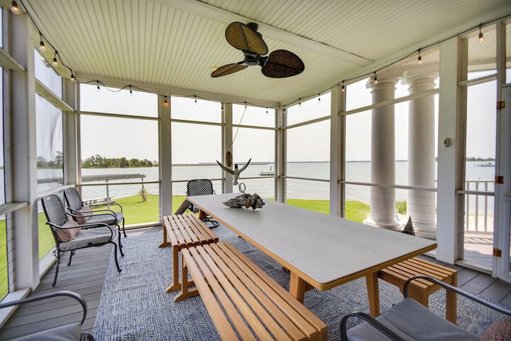 Bayfront White Stone Escape w / Private Beach!