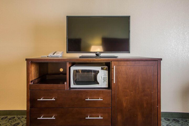 Quality Inn & Suites Bloomington I-55 and I-74