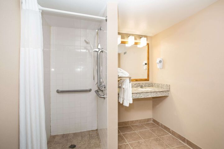 Room 15 of 28