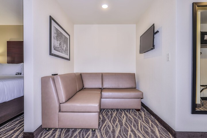 Cobblestone Hotel & Suites - Waukesha / West Milwaukee