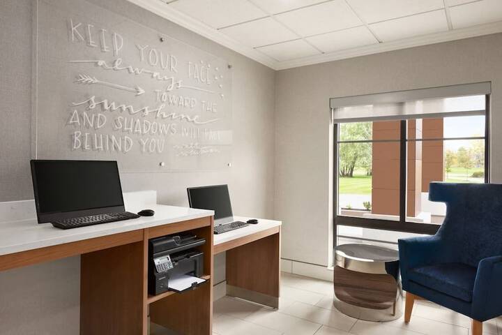 La Quinta Inn & Suites by Wyndham Lackawanna