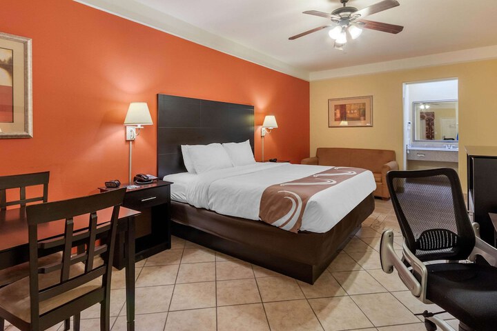 Quality Inn & Suites at the Outlets Mercedes / Weslaco