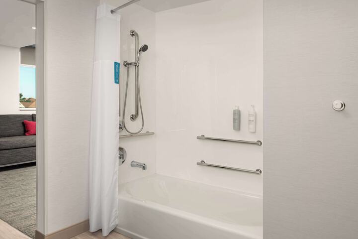 Room 32 of 43