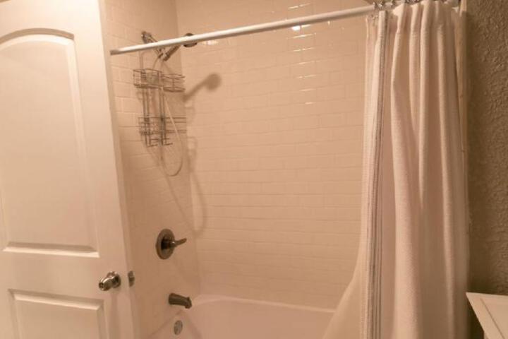 Spacious Rustic Downtown Market St. 1 Bedroom Apt Sleeps Up to 5, Steps to Honeywell & Eagles Theatre