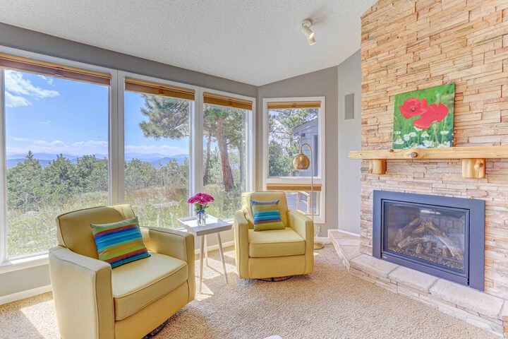 Mountain Views + Hot Tub: Airy Forest Escape!