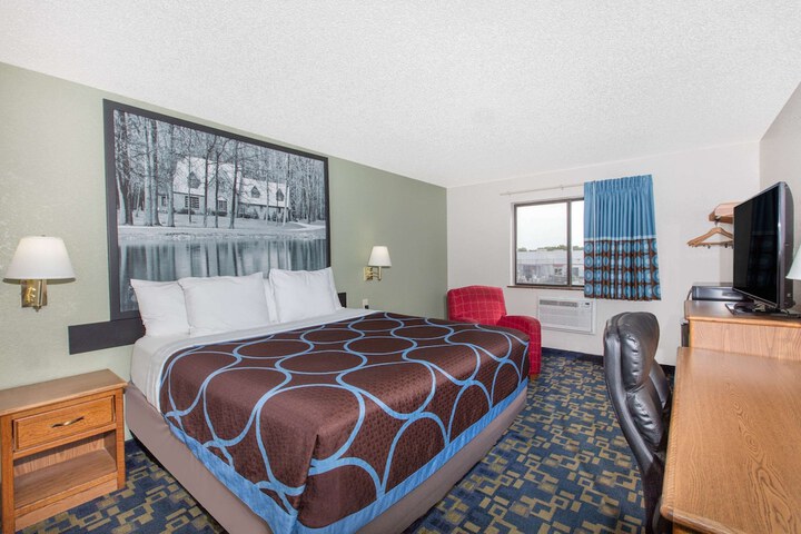 Room 5 of 16