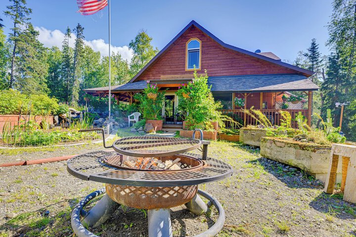 Cozy Kenai Abode w / Private Deck: 5 Mi to Ocean!