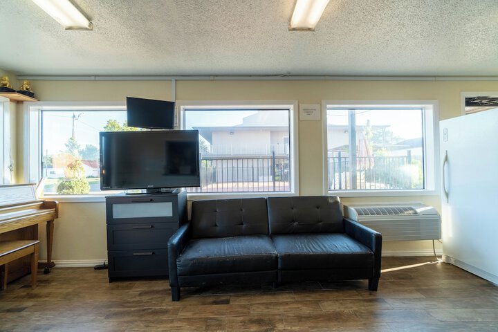 Regency Inn & Suites by OYO Bay City TX