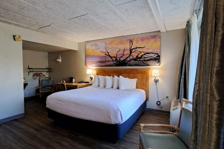 Days Inn & Suites by Wyndham Jekyll Island