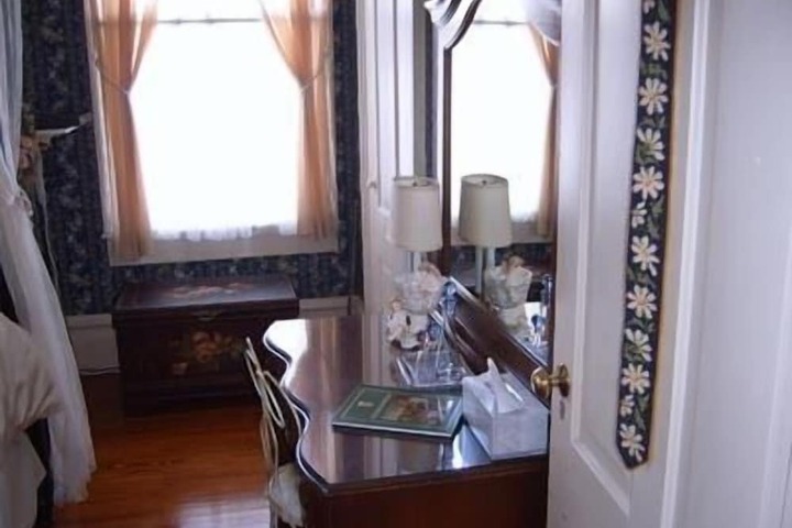 Room 8 of 28