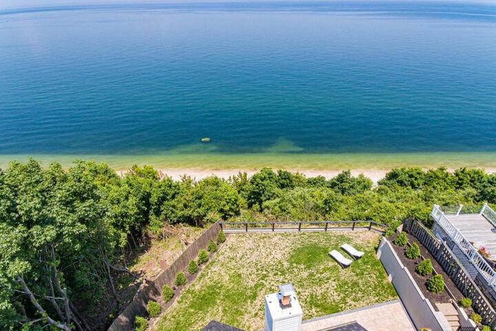 Coastal Retreat: Waterfront Deck, Awesome Views