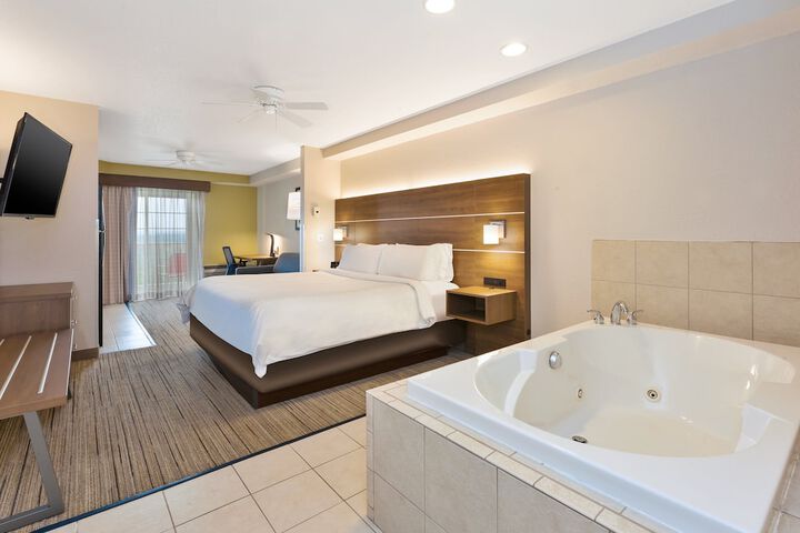 Holiday Inn Express & Suites Petoskey by IHG
