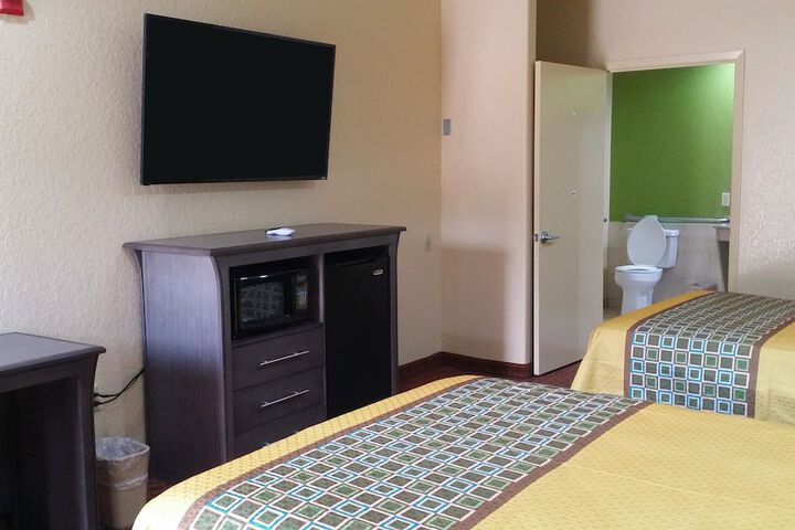 Room 6 of 18