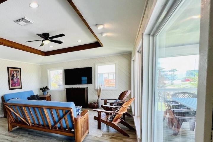 Nashs Landing 3 Bedroom Home by RedAwning