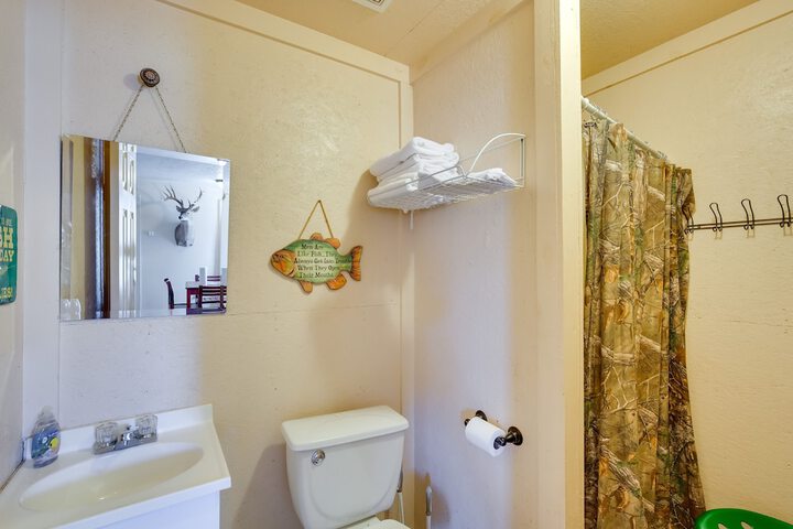 On-site Fishing Pier: Pet-friendly Kerens Cabin!
