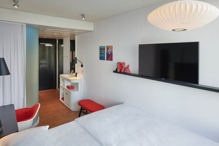 Room 17 of 33