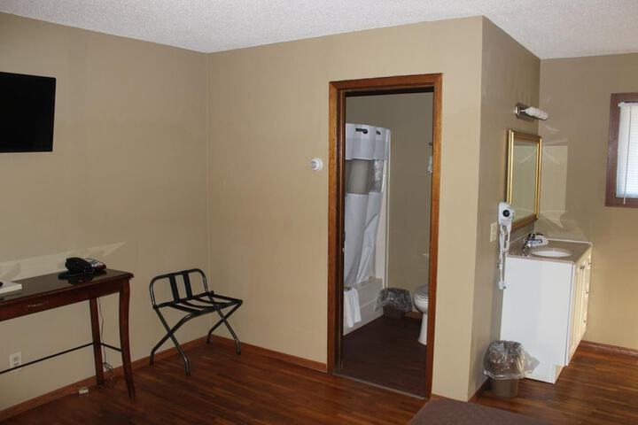 Room 4 of 16