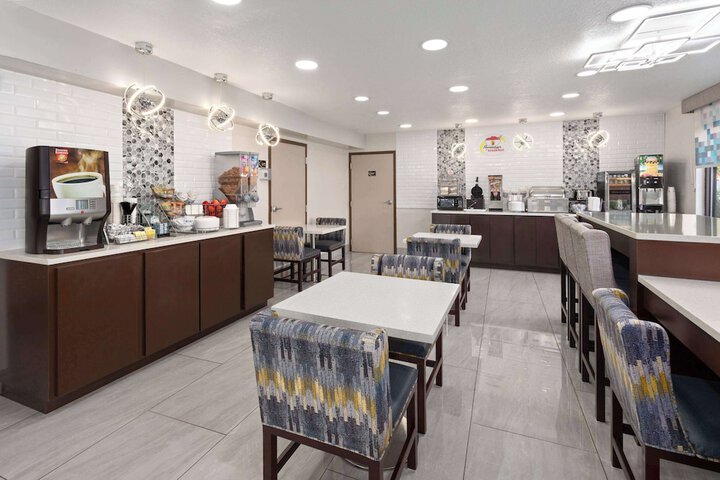 Super 8 by Wyndham Prattville Montgomery