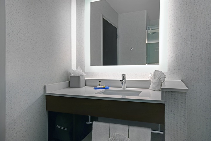 Holiday Inn Express & Suites Milwaukee - Brookfield by IHG