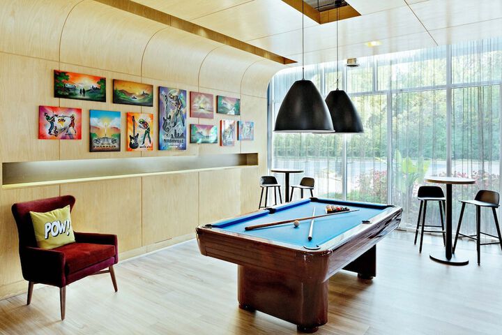 Lounge 58 of 63