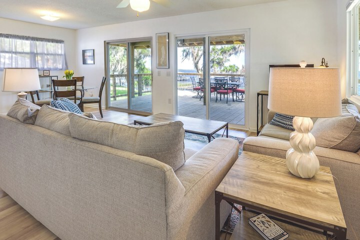 Renovated Crescent Lake Escape w / Waterfront Deck!